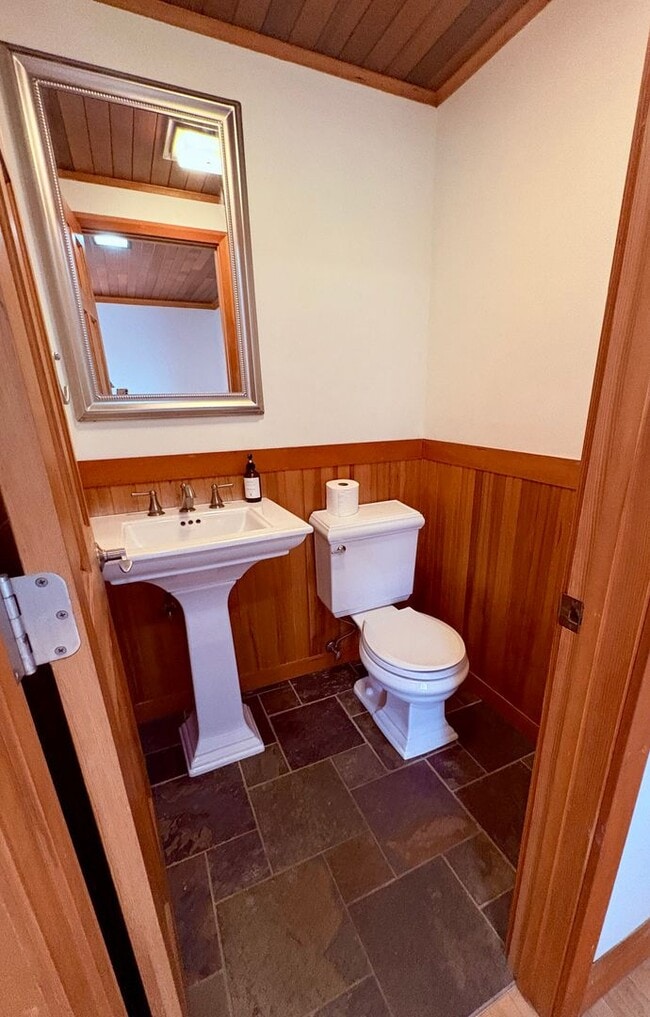 Building Photo - Spacious three bedroom rambler in Shoreline!