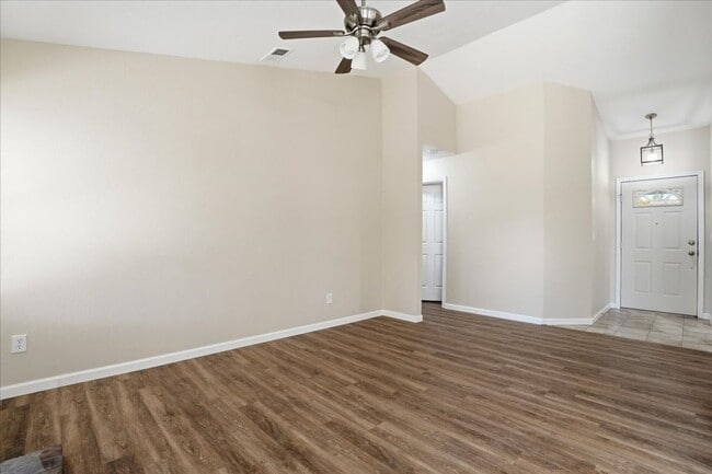 Building Photo - 604 Hovey Way