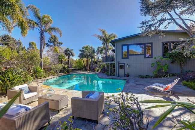 Building Photo - FIVE BEDROOM THREE-AND-A-HALF BATH HOME WI...