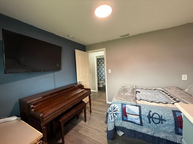 Building Photo - Spacious 4-bedroom, 2-bath pool home