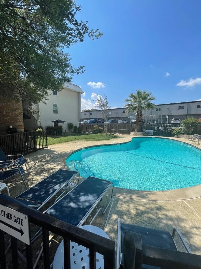 Building Photo - 910 Duncan Ln