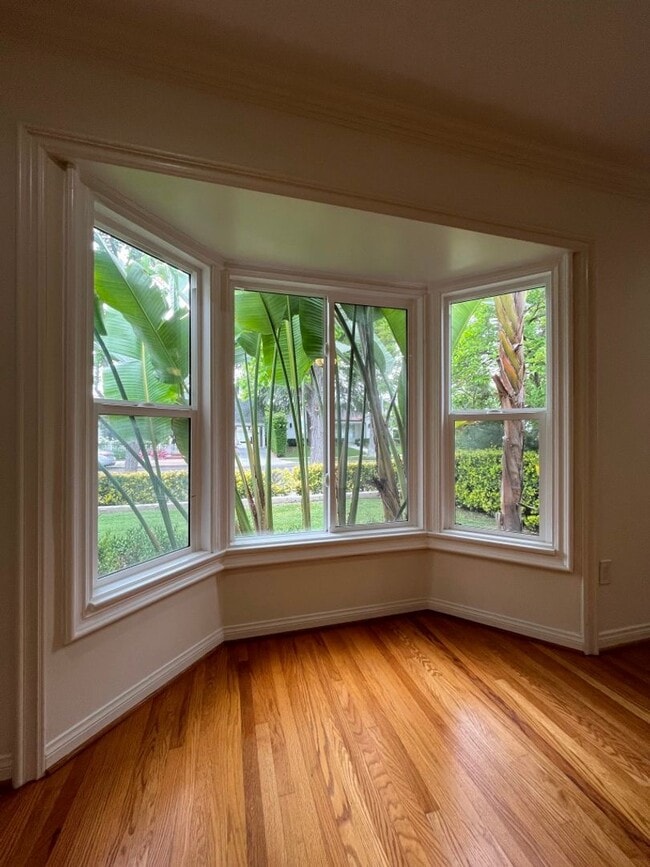 Building Photo - MOVE-IN READY! House w/full guest unit; near Ventura Blvd!