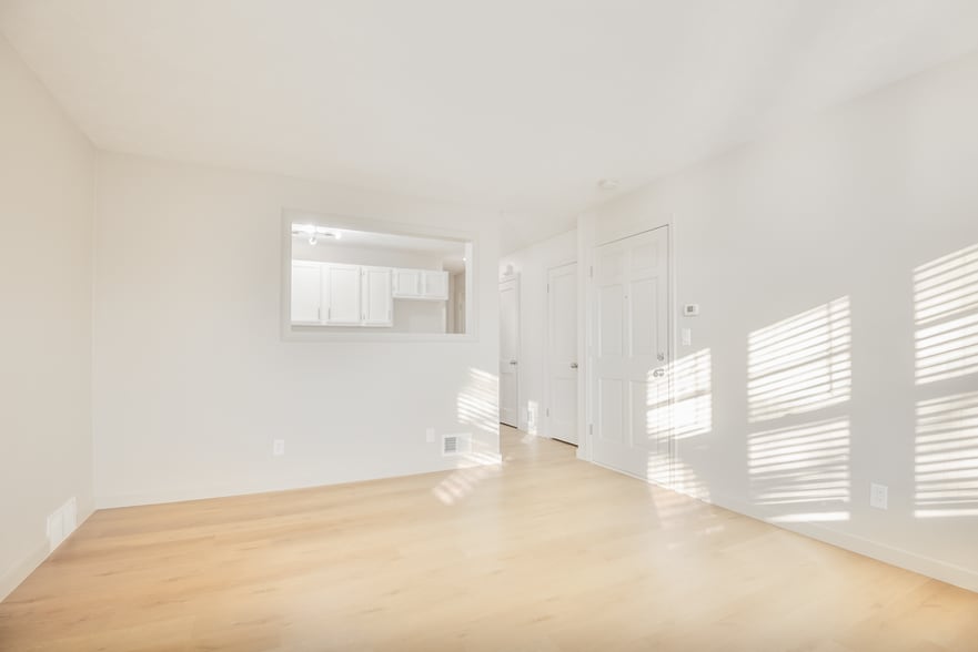 Living Area - 4620 Davenport St