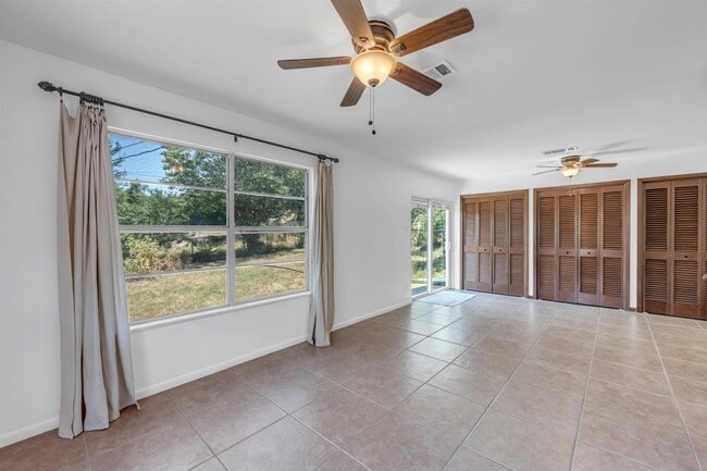 Building Photo - 515 Los Escondidos Rd