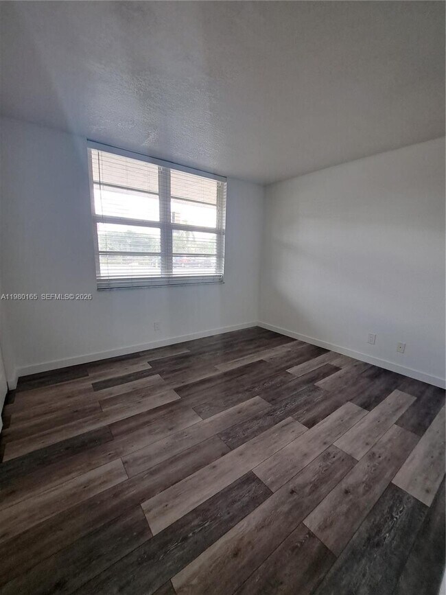 Building Photo - 250 Jacaranda Dr