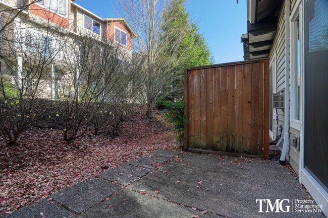 Building Photo - Great 2br/2.5ba Townhouse with Garage in N...