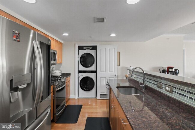 Building Photo - 1220 N Fillmore St