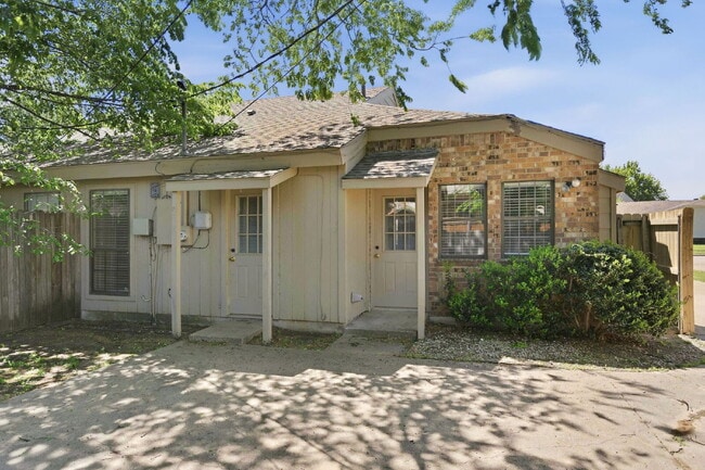 Building Photo - "Bright and Spacious 2-1 Duplex with Flexible Loft Space in Prime Keller Location!"