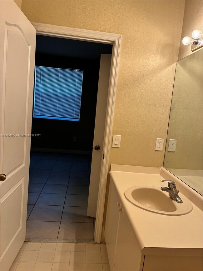 Building Photo - 1666 SE 27th Ct