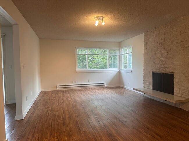 Building Photo - Spacious Top-Floor 2BD in Beautiful Magnol...