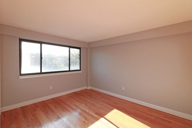 Building Photo - 1850 Beacon St