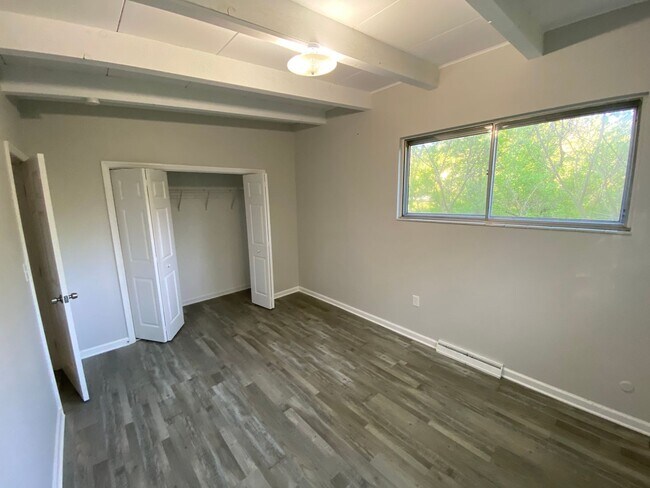 Building Photo - Newly remodeled 2 bed 1 bath home in Red B...