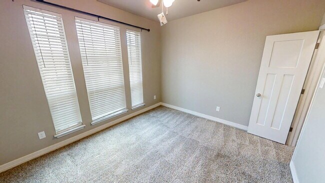 Building Photo - "Charming 4-Bedroom Retreat with Granite Elegance & Cozy Fireplace in Killeen!"