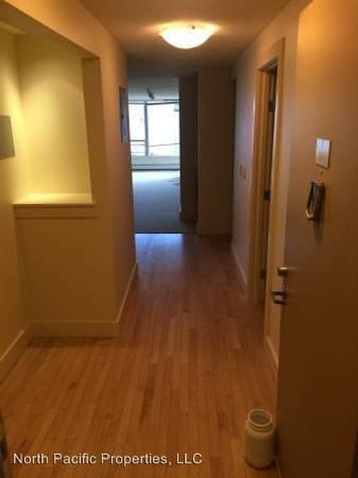 Building Photo - Modern 2 Bedroom Queen Anne Condo