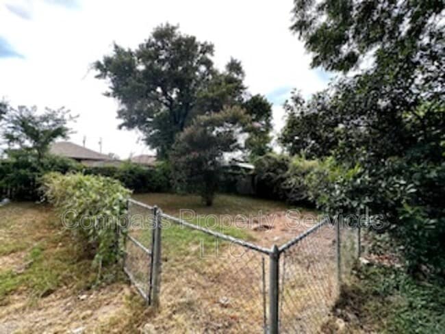 Building Photo - 300 N Oak Dr