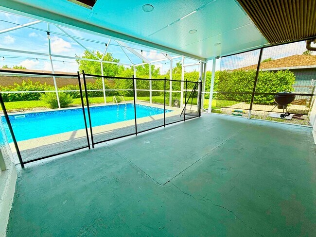 Building Photo - Newly Remodeled 3/2 with Pool