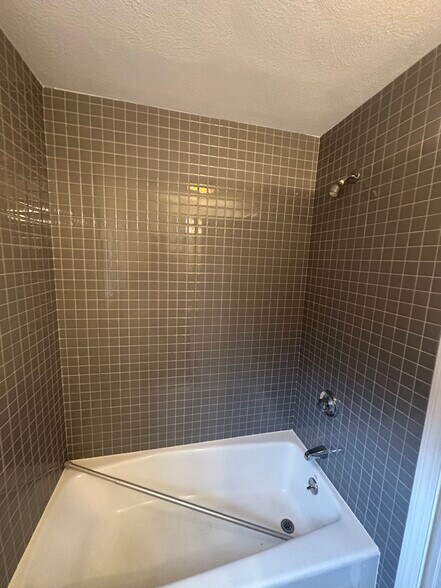 Building Photo - 846 Main St