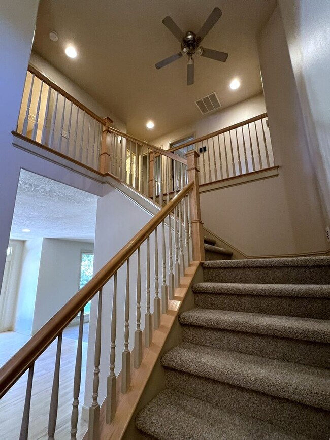 Building Photo - Beautiful 4 bed 3.5 bath home in Eagle jus...