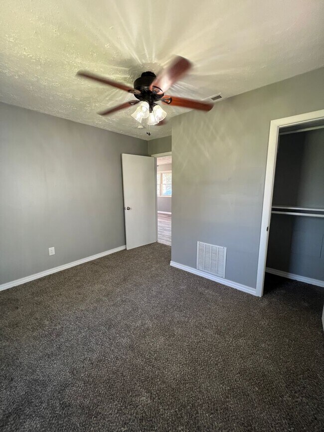 Building Photo - 3 bedroom/1 bathroom house