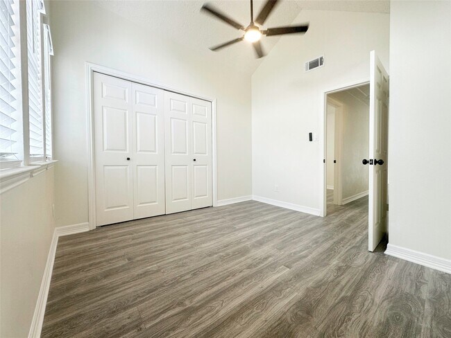 Building Photo - 9843 Stableway Dr