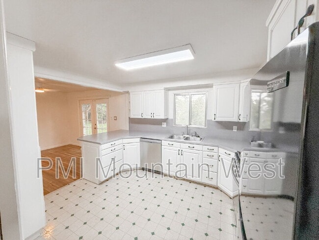 Building Photo - 698 Doren Dr