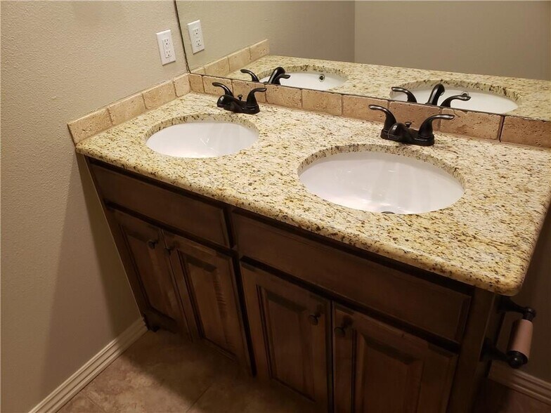 Building Photo - 4001 SW Rhinestone Blvd