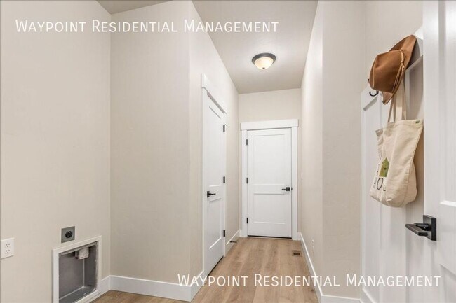 Building Photo - 1704 E Cutgrass Ln