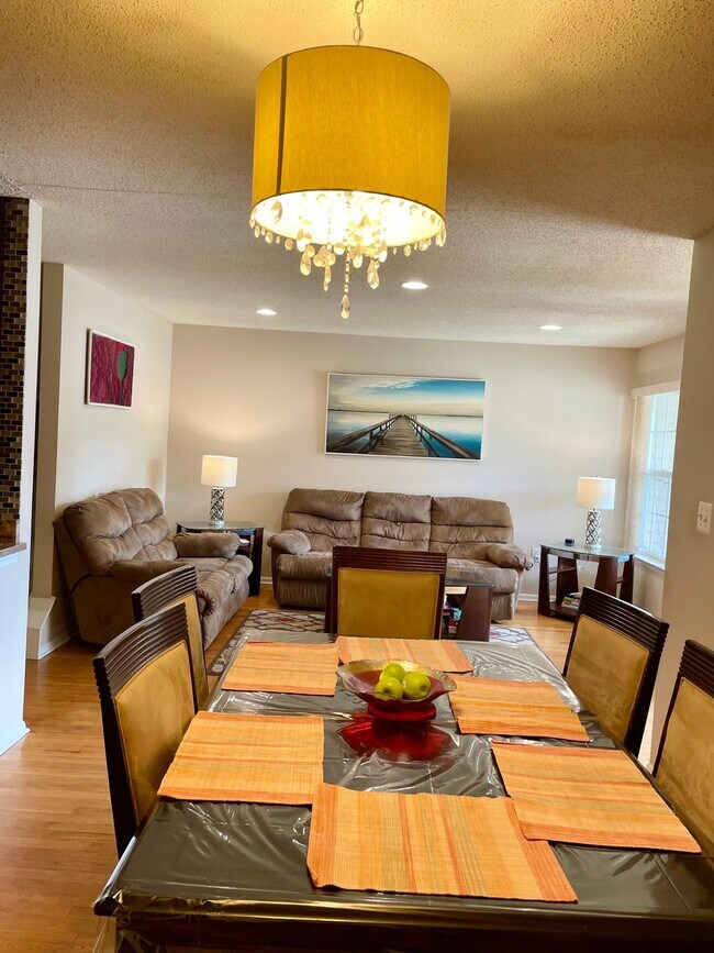 Building Photo - 102 Falcongate Dr