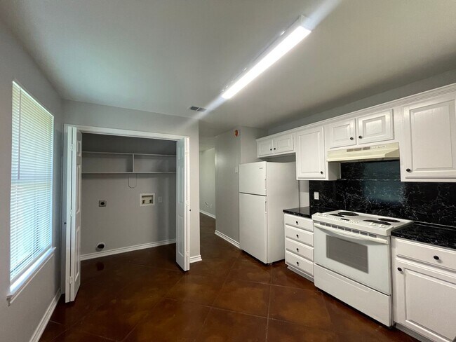 Building Photo - 203 Memory Ln