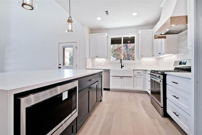 Building Photo - 28 Bedford Ln