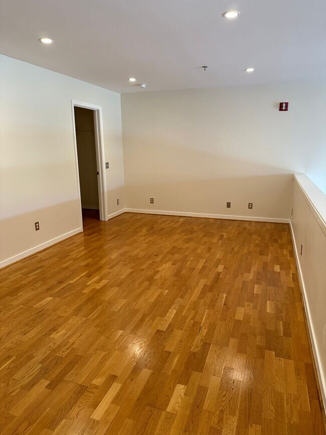 Building Photo - SPACIOUS 1-Bedroom 1.5 bath Live/Work loft...