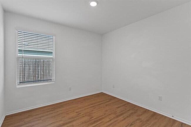 Building Photo - 245 Salt Springs Rd