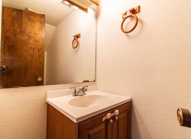Building Photo - EXCELLENT 2BED, 1.5BATH TOWNHOUSE LOCATED ...