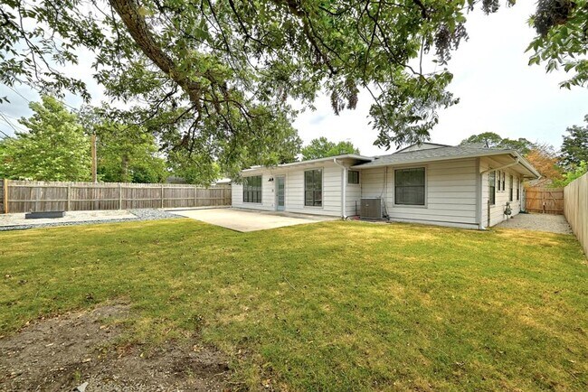 Building Photo - 6906 Twin Crest Dr