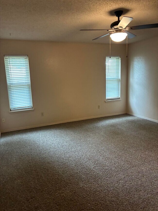 Building Photo - Spacious House