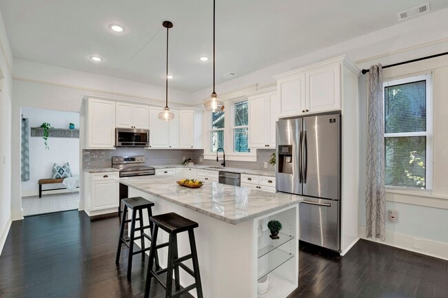 Building Photo - Thomas Square Home