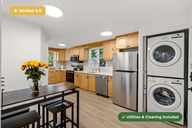 Primary Photo - RoostUp Furnished Private Bedroom in Jamai...