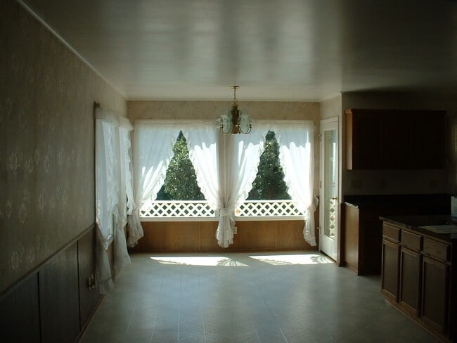 Building Photo - Charming 4 bedrooms, 2 bath on the RIVER w...