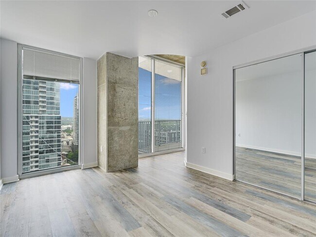 Building Photo - 360 Nueces St