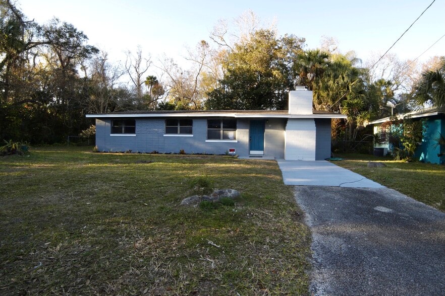 Front - 113 Astor St