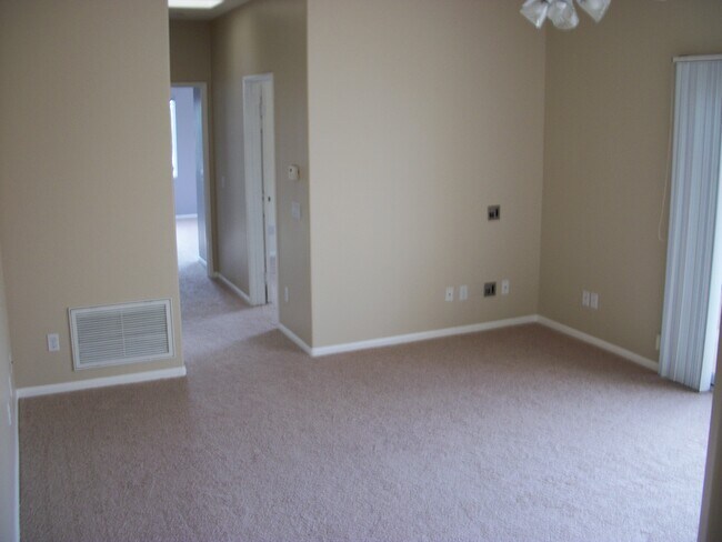 Building Photo - 1939 Felspar St