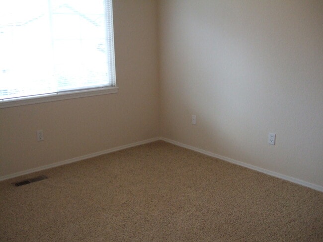 Building Photo - 3 Bedroom End Unit Townhome