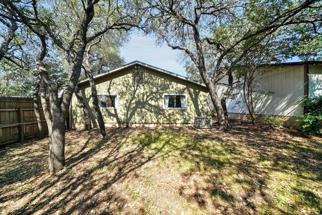 Building Photo - Cozy 3-Bed, 2-Bath with Fireplace in Prime...