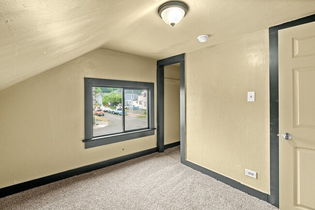 Building Photo - 121 N D St
