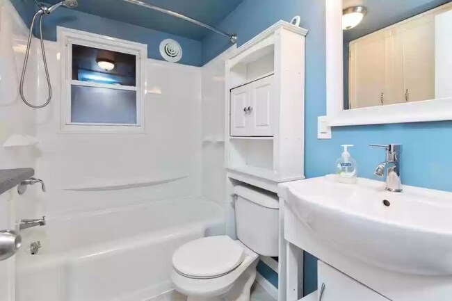 Building Photo - 705 Draper St