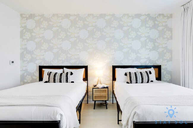 Building Photo - 2602 E Hallandale Beach Blvd