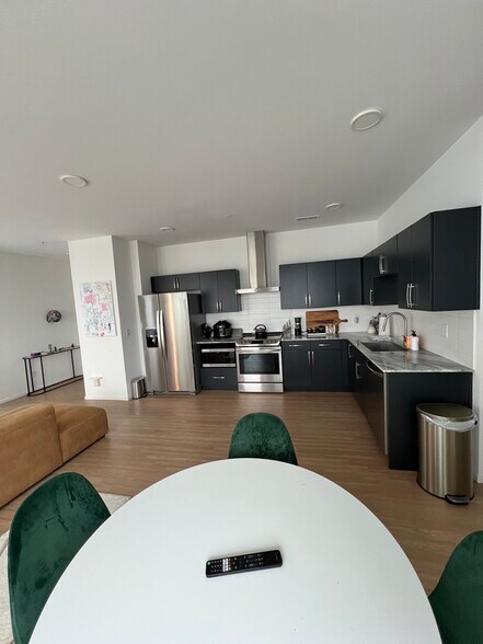 Kitchen with marble counters - 806 Olympic St