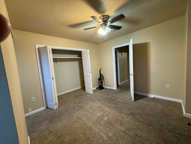 Building Photo - 40468 W Hernandez Ave