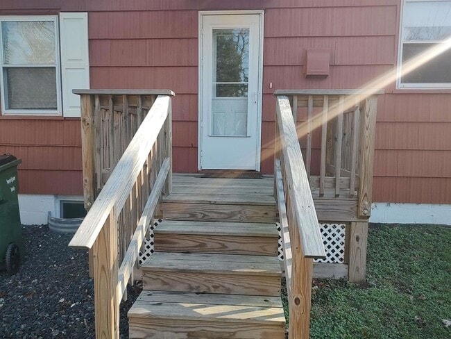 Building Photo - 3005 Fernwood Ave