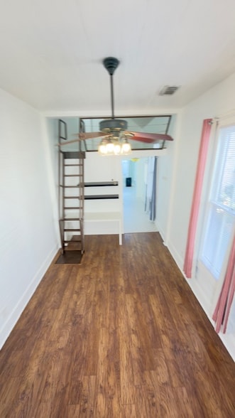 Building Photo - 900 Sabine St